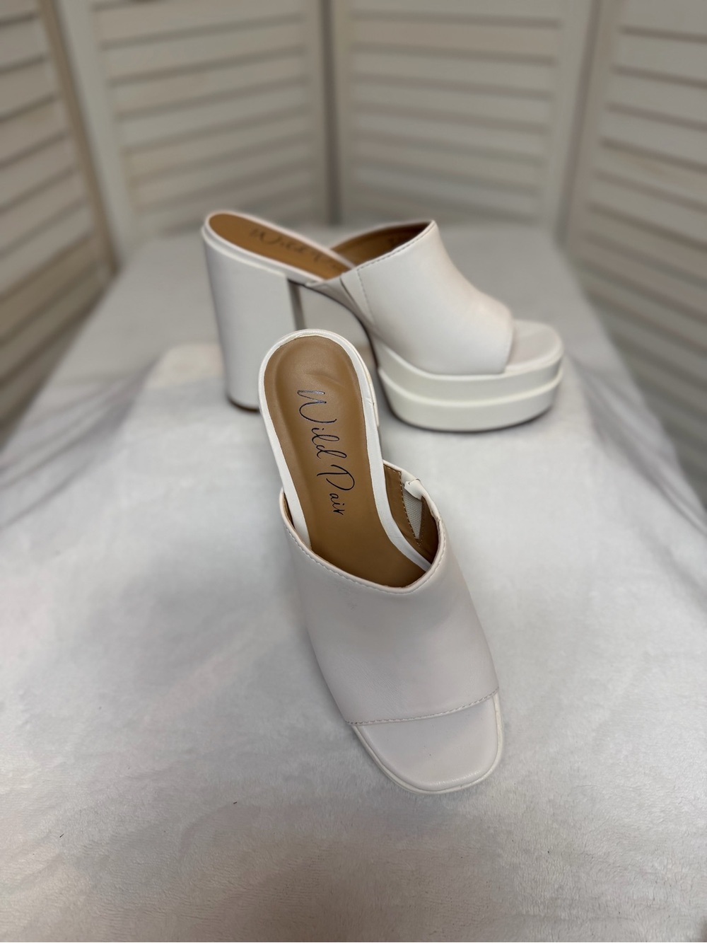 NWOT Wild Pair White Platform Heels Mule Sandals Sz 6